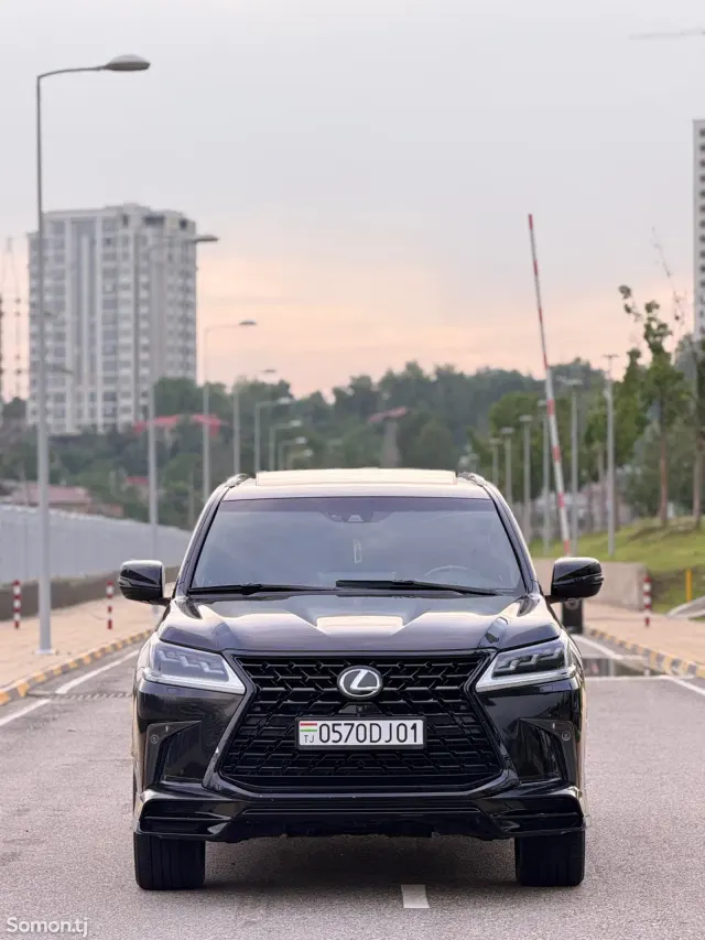 Lexus LX series 2017 · 5.7 AT