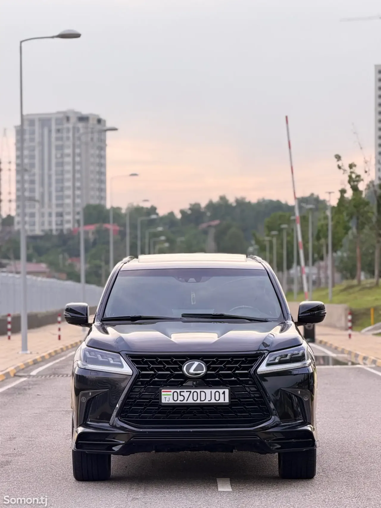 Lexus LX series 2017 · 5.7 AT