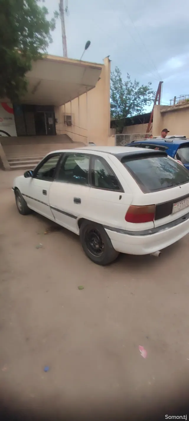 Opel Astra F 1993 · 1.6 MT