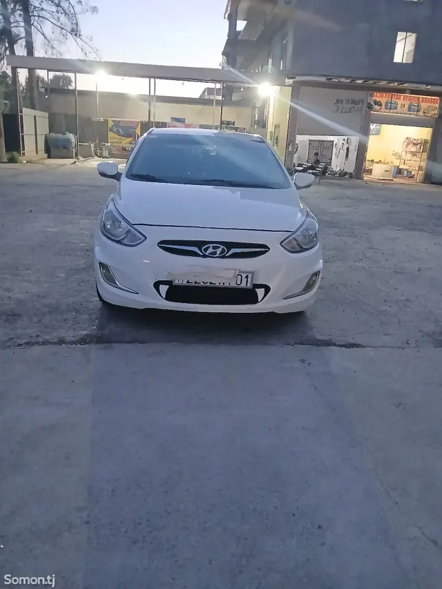 Hyundai Accent 2013 · 1.6 AT