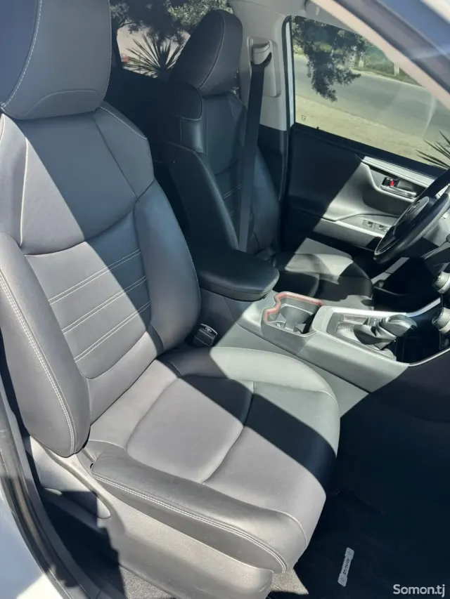 Toyota RAV 4 2021 · 2.0 AT