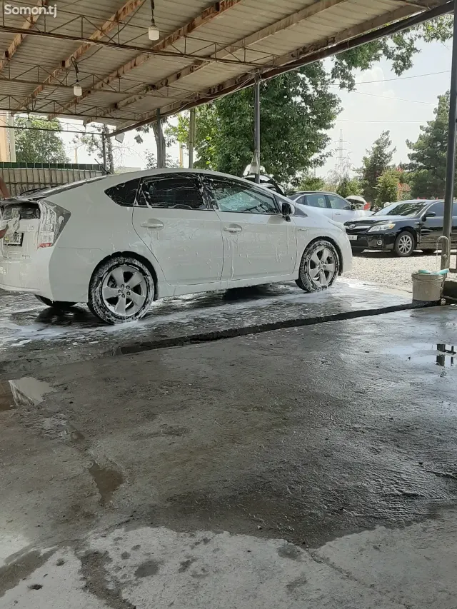 Toyota Prius 2011 · 1.8 AT