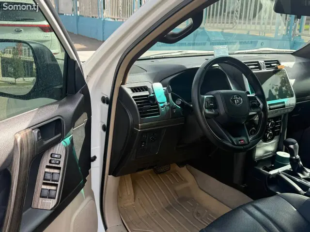 Toyota Land Cruiser Prado 2012 · 2.7 AT