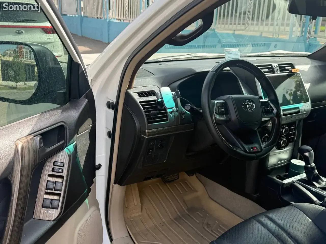 Toyota Land Cruiser Prado 2012 · 2.7 AT