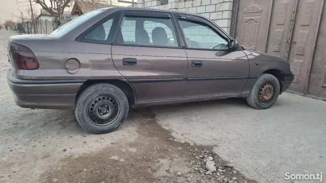 Opel Astra F 1998 · 1.6 MT