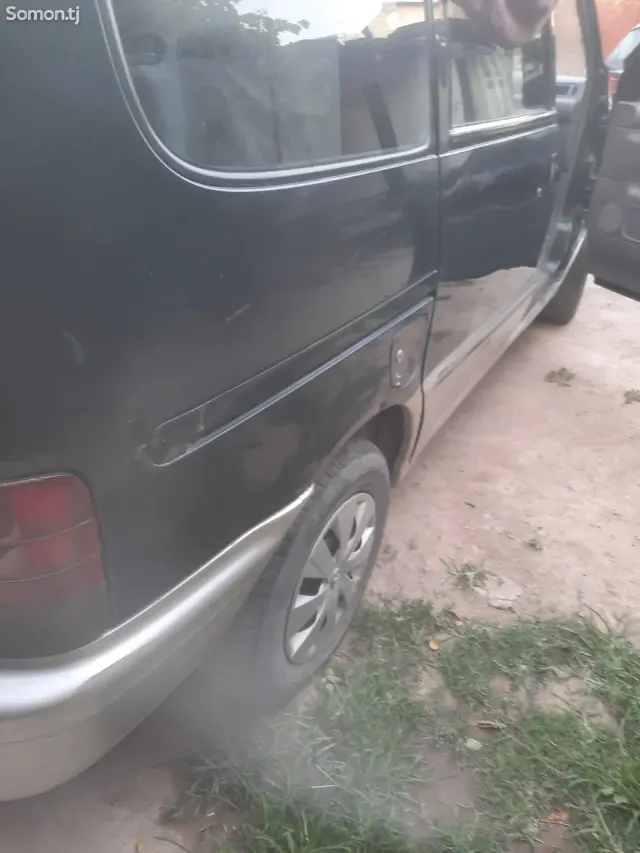 Nissan Serena 1998 · 1.6 MT