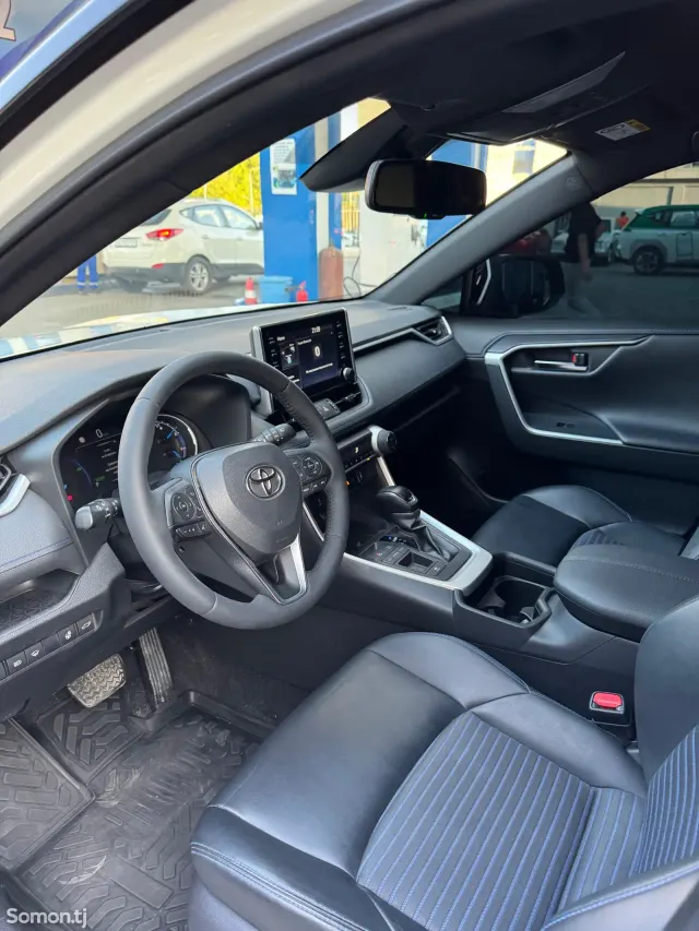 Toyota RAV 4 2021 · 2.5 AT
