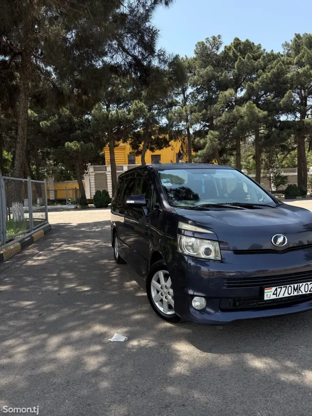 Toyota Voxy 2009 · 2.0 AT