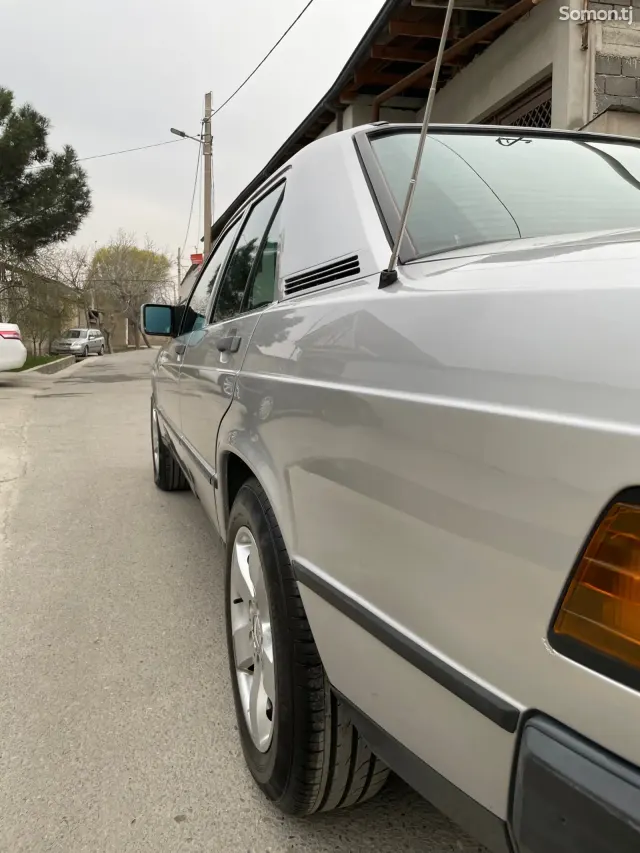 Mercedes-Benz W201 1986 · 2.5 AT