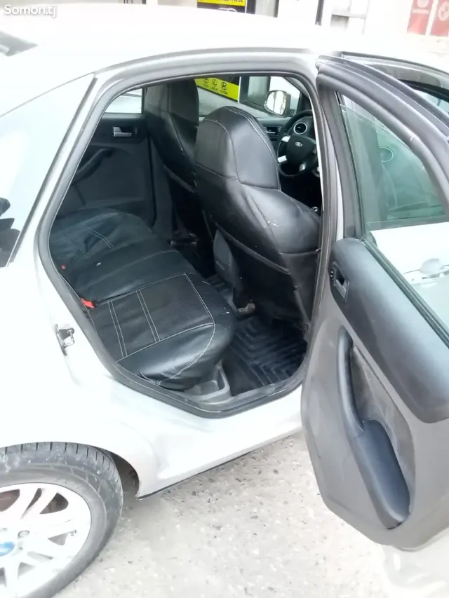 Ford Focus 2006 · 1.6 MT
