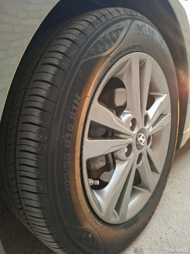 Hyundai Avante 2015 · 1.6 AT
