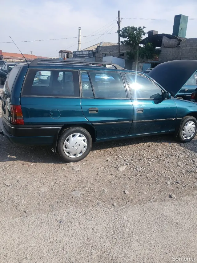 Opel Astra F 1994 · 1.6 MT