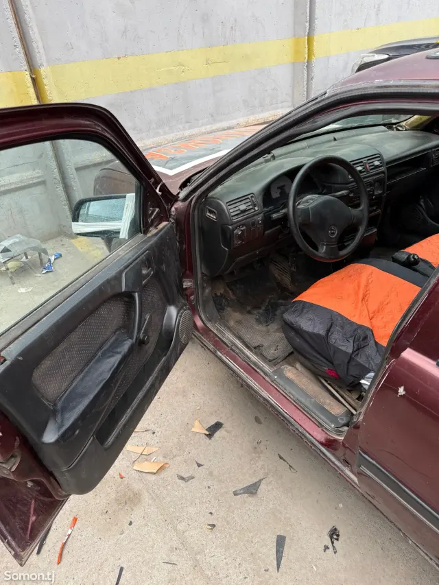 Opel Vectra B 1990 · 1.8 MT