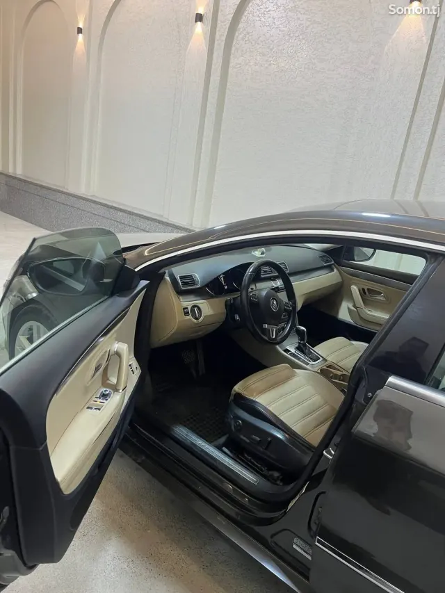 Volkswagen Passat 2013 · 2.0 AT