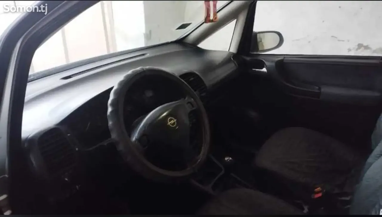 Opel Zafira 1999 · 1.8 MT