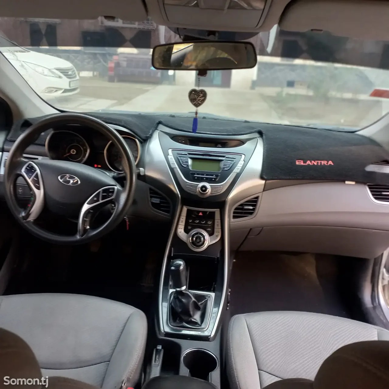 Hyundai Elantra 2012 · 1.8 MT