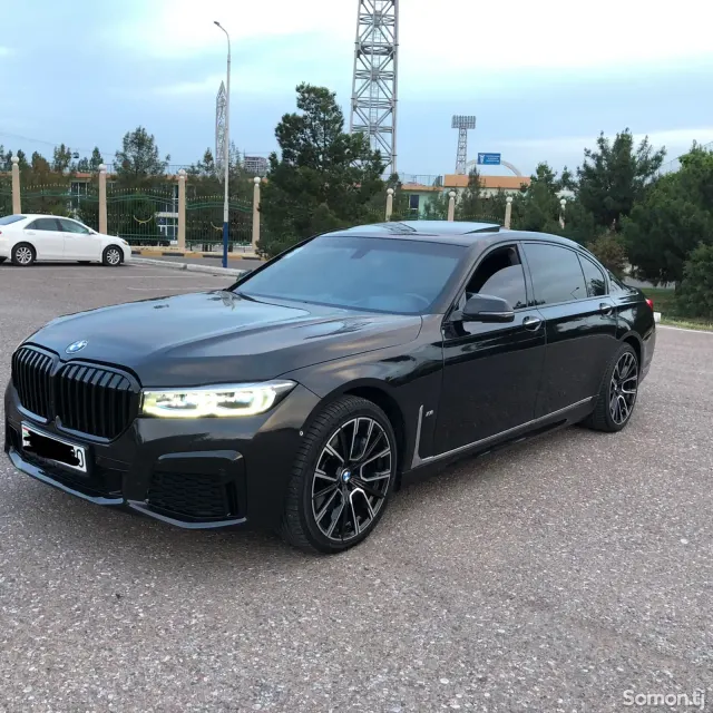 BMW 7 series 2015 · 4.4 AT