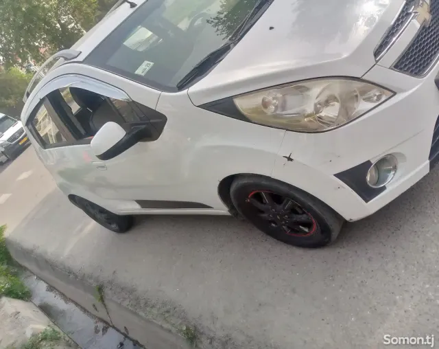 Chevrolet Spark 2012 · 1.0 AT