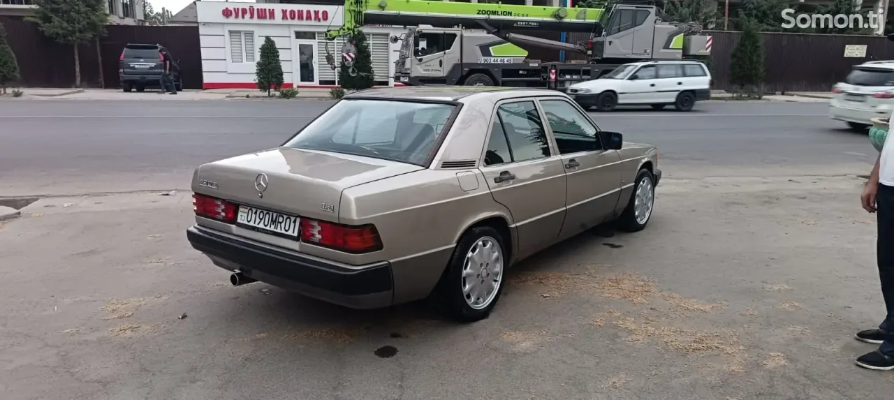 Mercedes-Benz W201 1989 · 2.2 MT