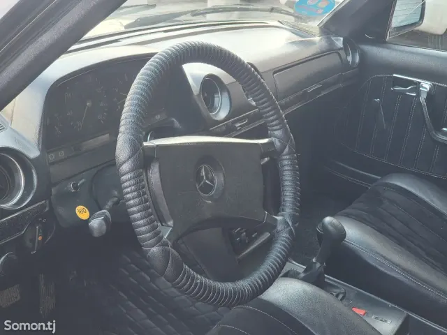 Mercedes-Benz W124 1981 · 2.4 MT