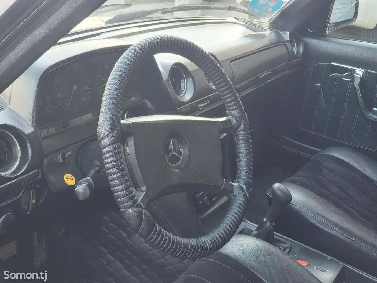 Mercedes-Benz W124 1981 · 2.4 MT