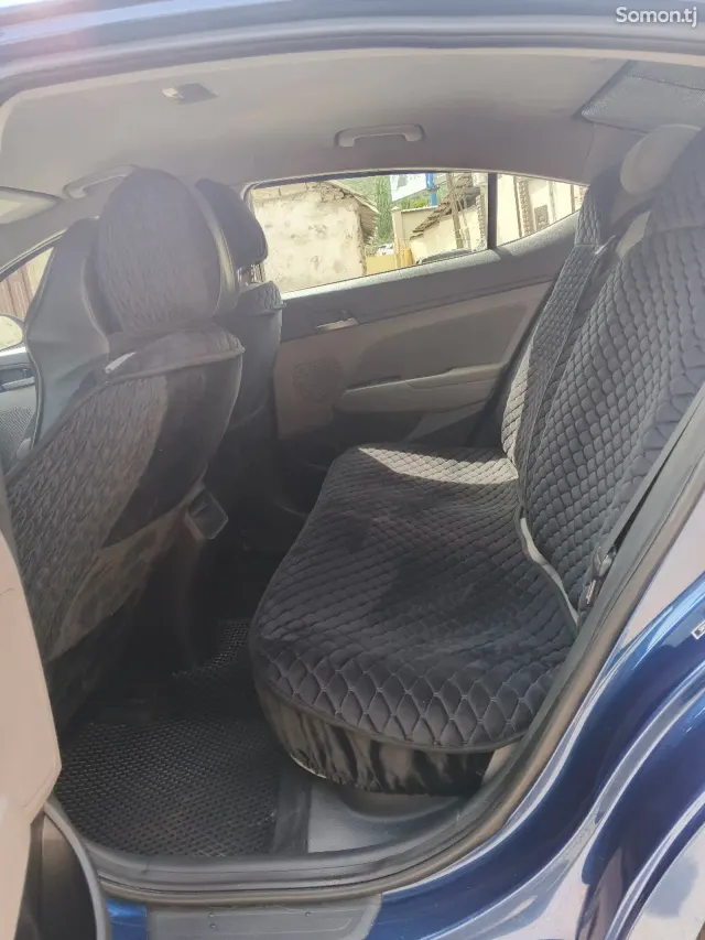 Hyundai Elantra 2017 · 2.0 AT