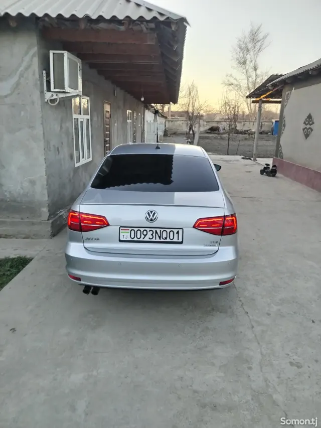 Volkswagen Jetta 2015 · 2.0 AT