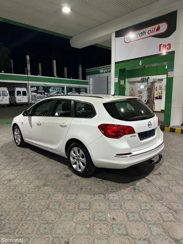 Opel Astra J 2014 · 1.4 MT