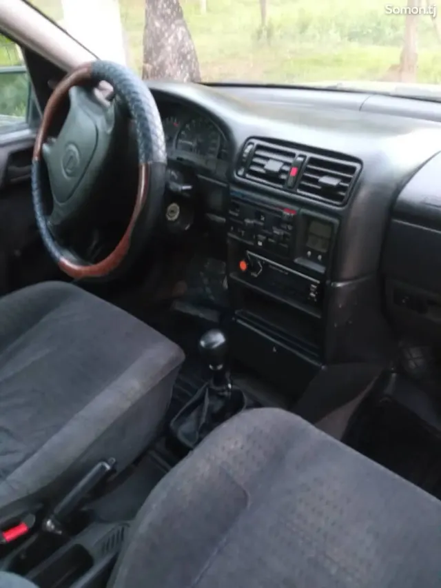 Opel Vectra A 1995 · 1.6 MT