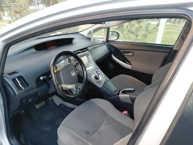 Toyota Prius 2013 · 1.8 AT