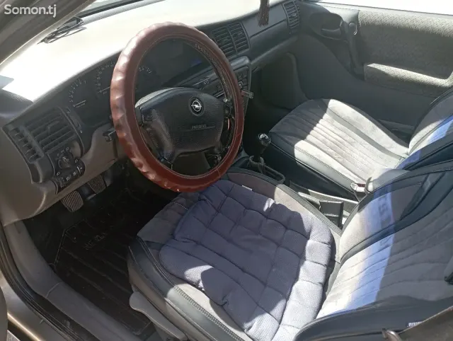 Opel Vectra B 1996 · 1.6 MT