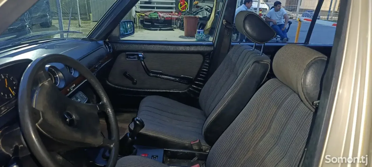 Mercedes-Benz C class 1985 · 3.0 MT