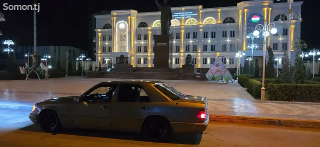 Mercedes-Benz W124 1990 · 2.5 MT