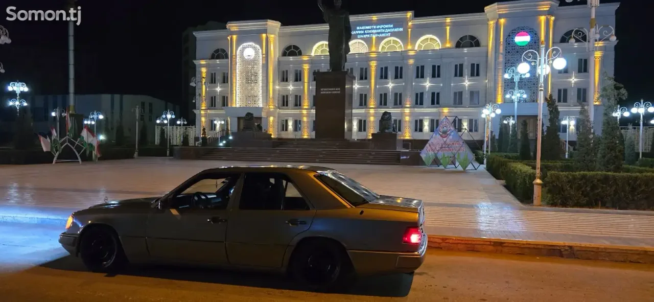 Mercedes-Benz W124 1990 · 2.5 MT