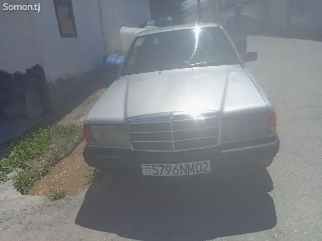 Mercedes-Benz W201 1990 · 2.0 MT
