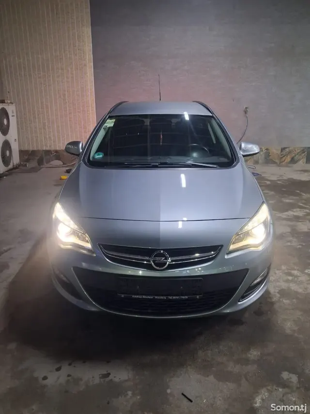 Opel Astra J 2014 · 1.4 MT