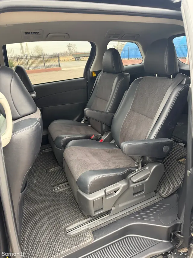 Toyota Estima 2014 · 2.4 AT