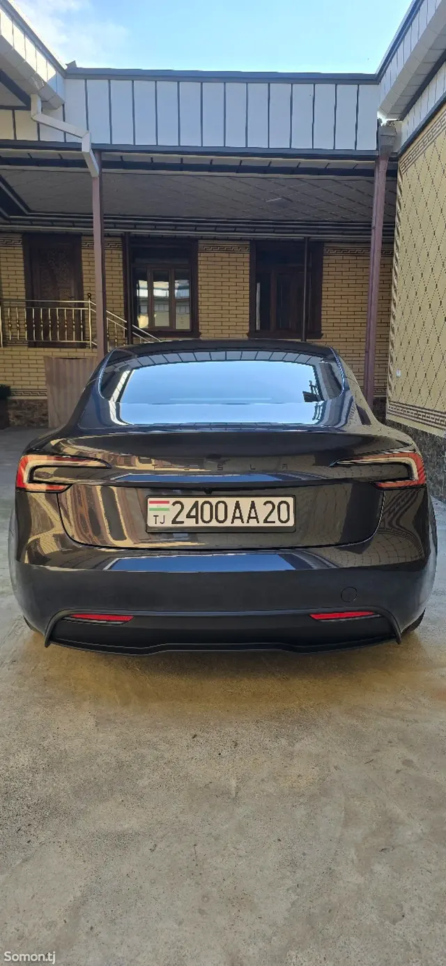 Tesla Model 3 2025 · AT
