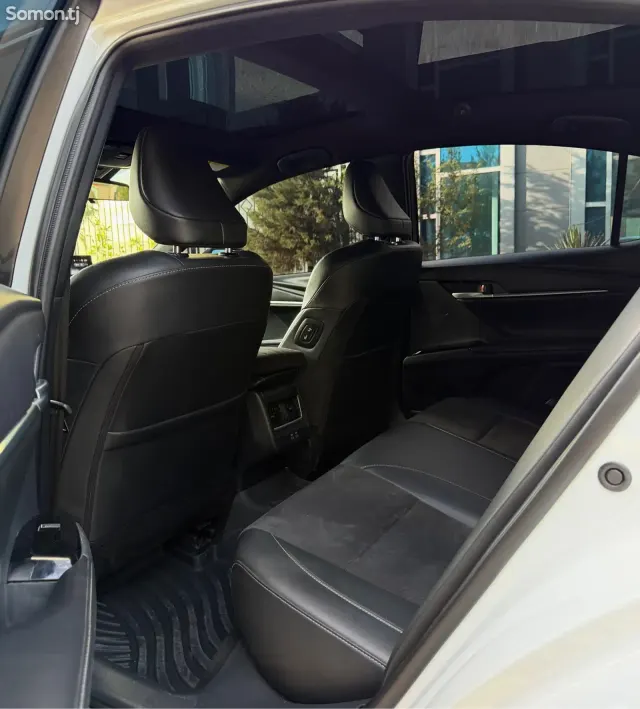 Toyota Camry 2025 · 2.0 AT