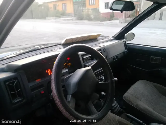 Nissan Terrano 1990 · 2.4 MT