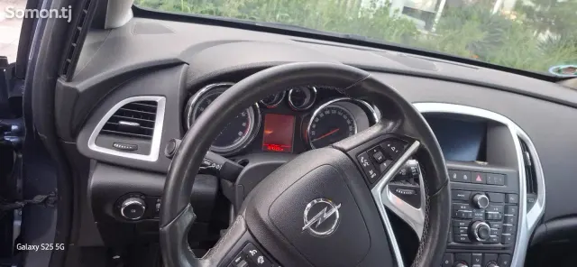 Opel Astra J 2015 · 1.4 MT