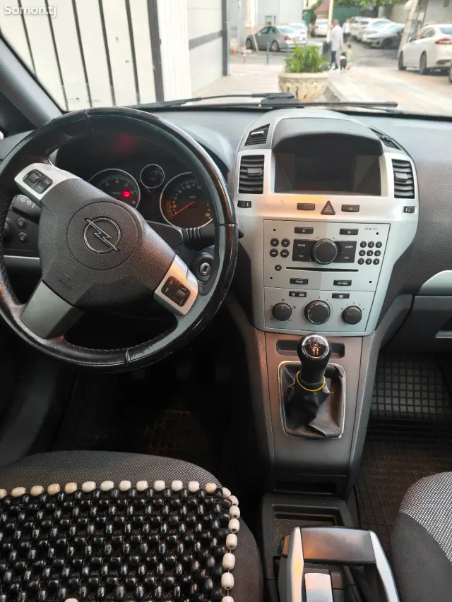 Opel Zafira 2009 · 1.6 MT