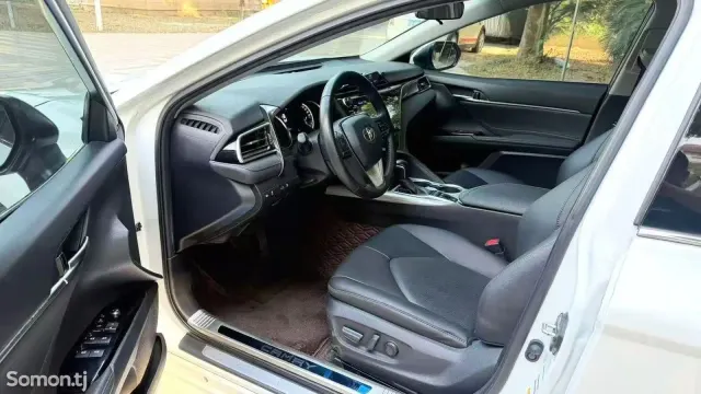 Toyota Camry 2018 · 2.5 AT