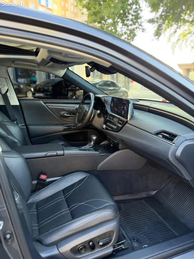 Lexus ES series 2022 · 2.5 AT
