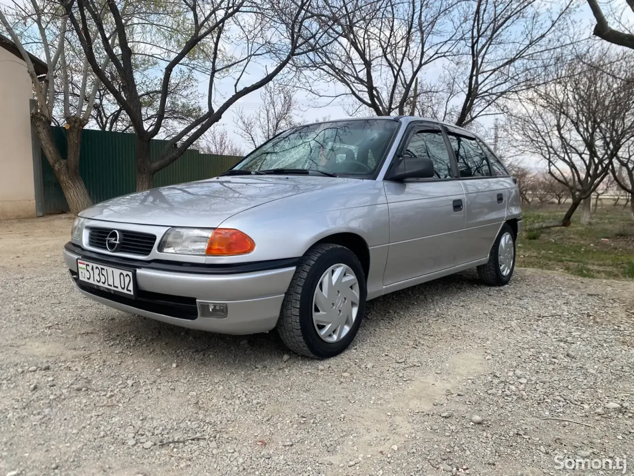 Opel Astra F 1993 · 1.6 MT