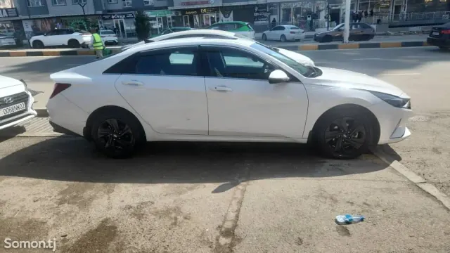 Hyundai Elantra 2023 · 2.0 AT