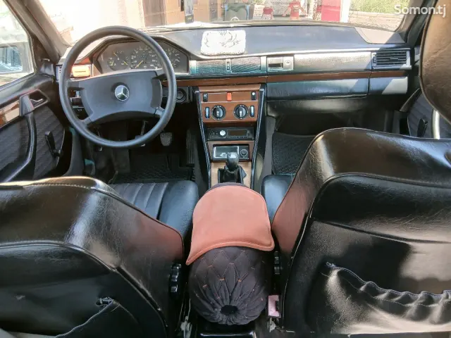 Mercedes-Benz W124 1990 · 2.2 MT