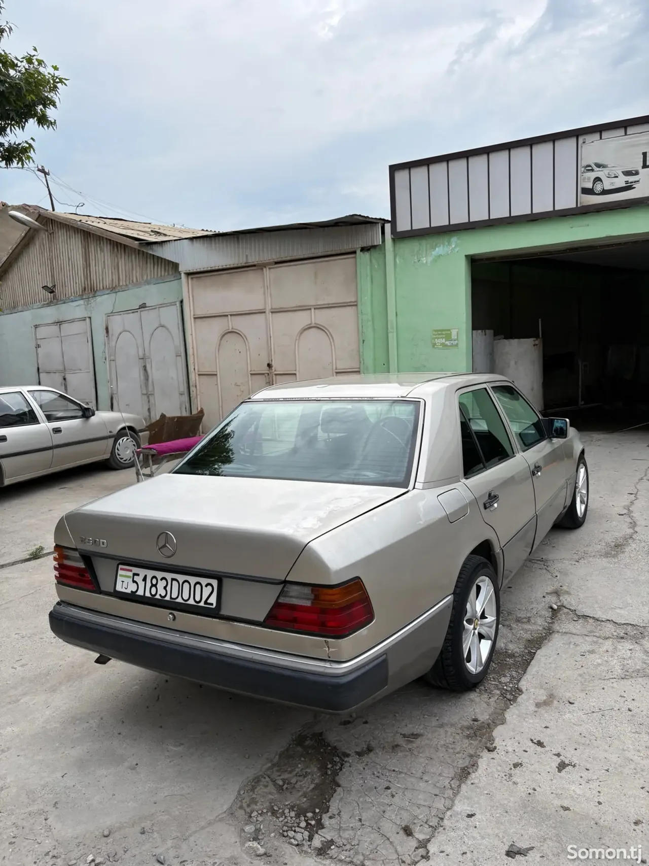 Mercedes-Benz W124 1991 · 2.5 MT