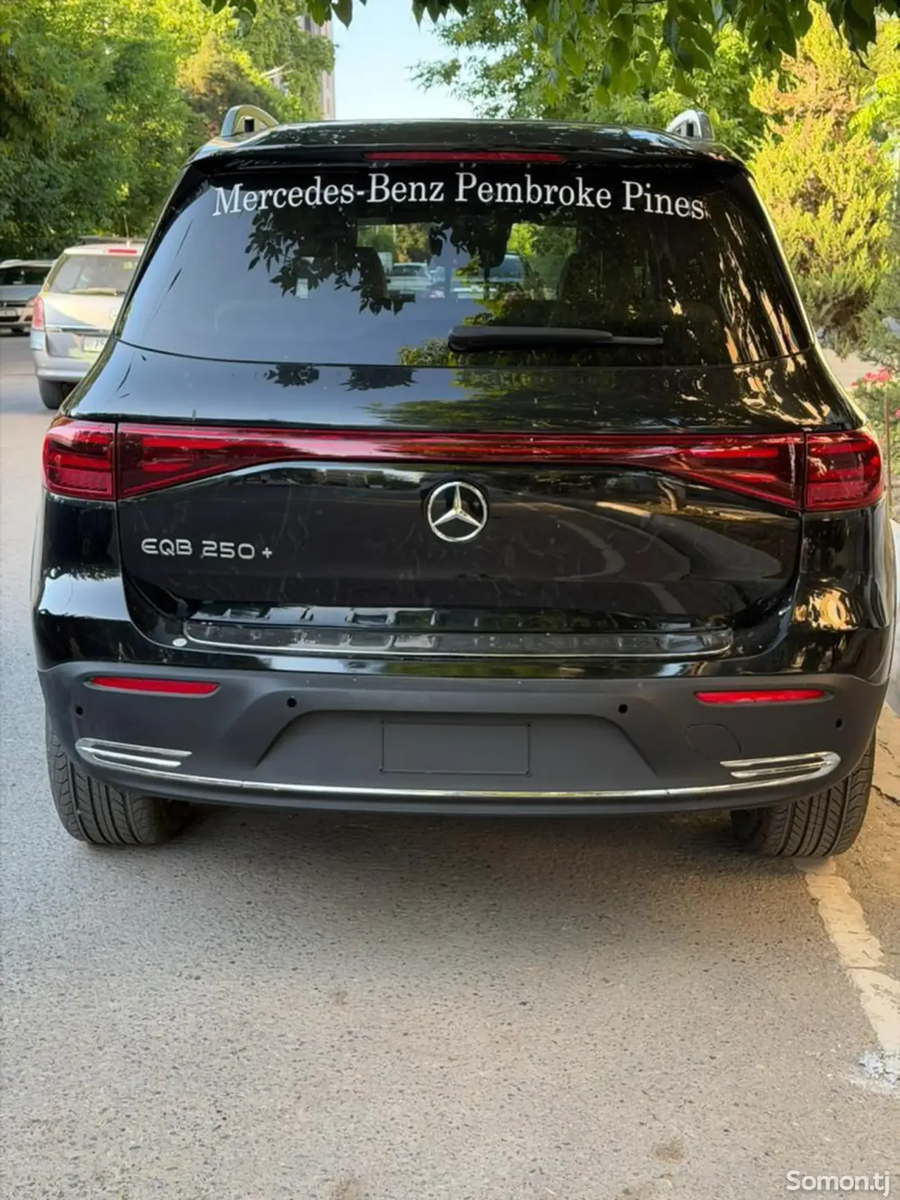 Mercedes-Benz EQB 2025 · AT