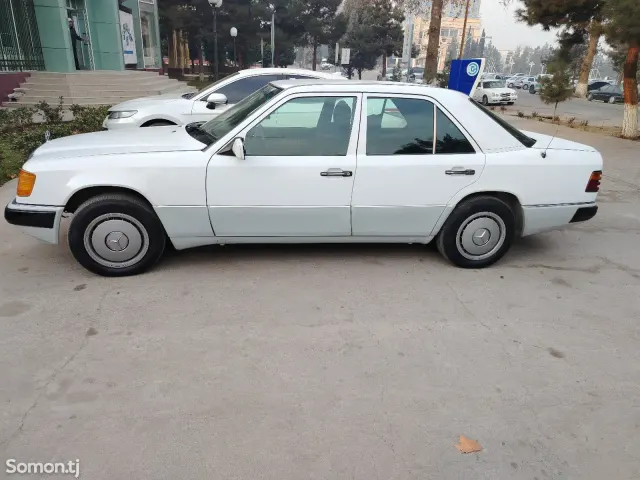 Mercedes-Benz W124 1991 · 2.0 MT